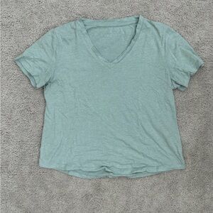 Free Fly V-Neck Short Sleeve Shirt in a Size Small